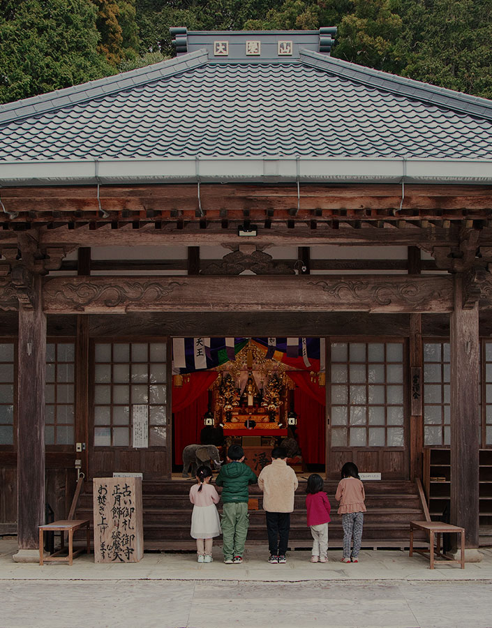 参拝する子ども達